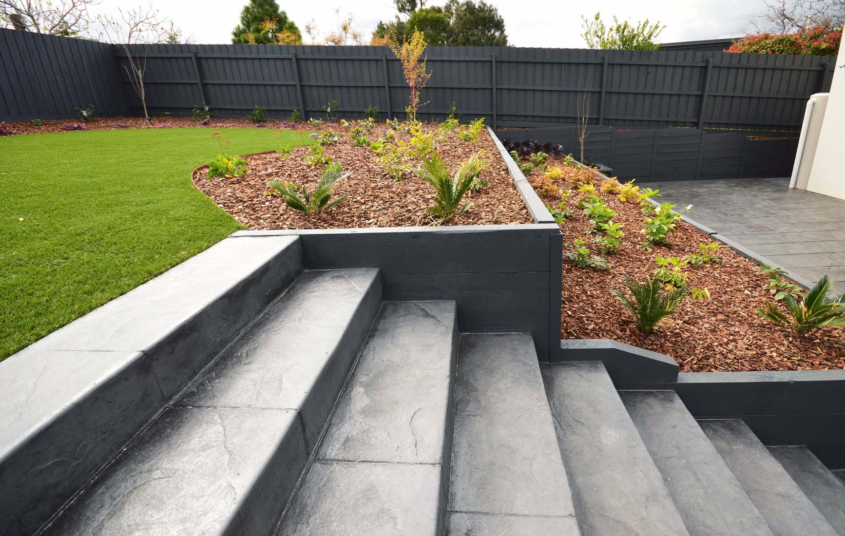tiered-retaining-walls-wfdvtrmotpbw.jpg?